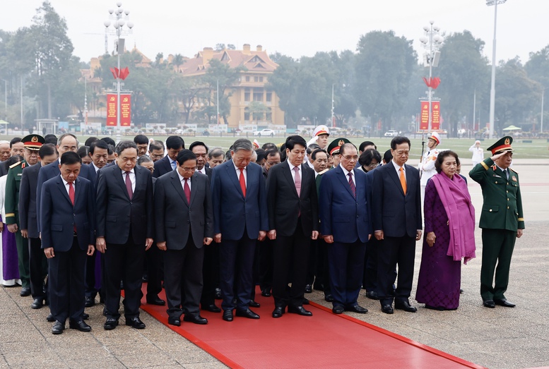 Lãnh đạo Đảng, Nhà nước viếng Chủ tịch Hồ Chí Minh nhân kỷ niệm 96 năm Ngày thành lập Đảng Cộng sản Việt Nam - Ảnh: VGP/Nhật Bắc