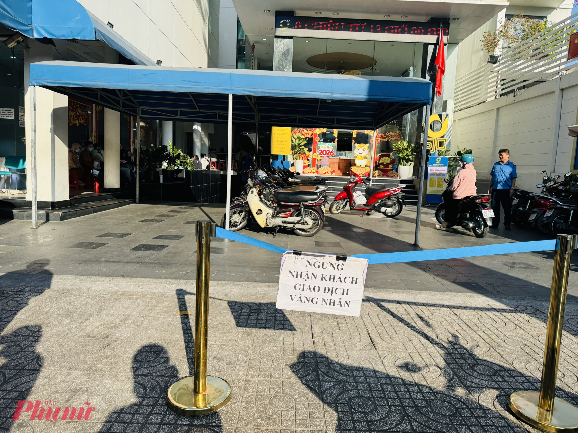 Sáng ngày 3/2, dù mới 8g sáng, dù chưa mở cửa giao dịch nhưng Công ty Vàng bạc đá quý Sài Gòn (SJC) đã treo bảng hết sản phẩm vàng nhẫn