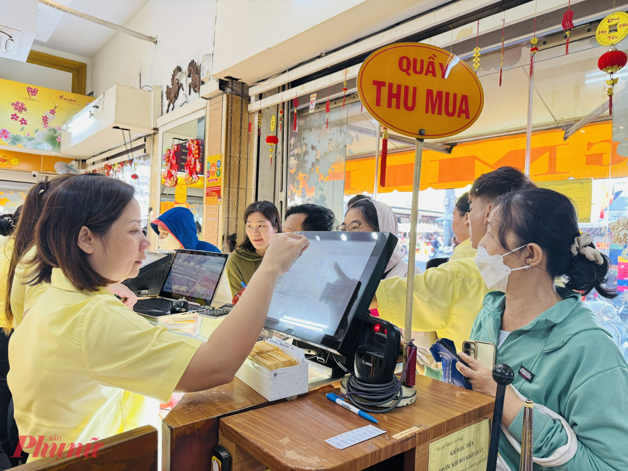 Theo ghi nhận của chúng tôi, dù giá vàng giảm nhưng lượng khách bán ra rất 