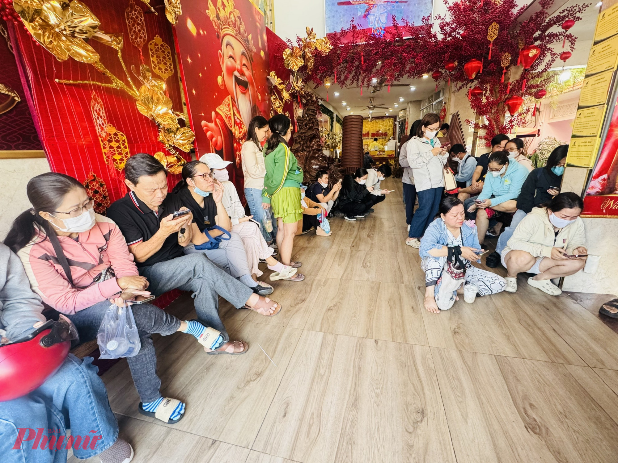 Còn tay Công ty TNHH Mi Hồng, dù mới mở cửa nhưng chỉ khoảng 8 giờ sáng, công ty cũng thông báo hết sản phẩm để bán