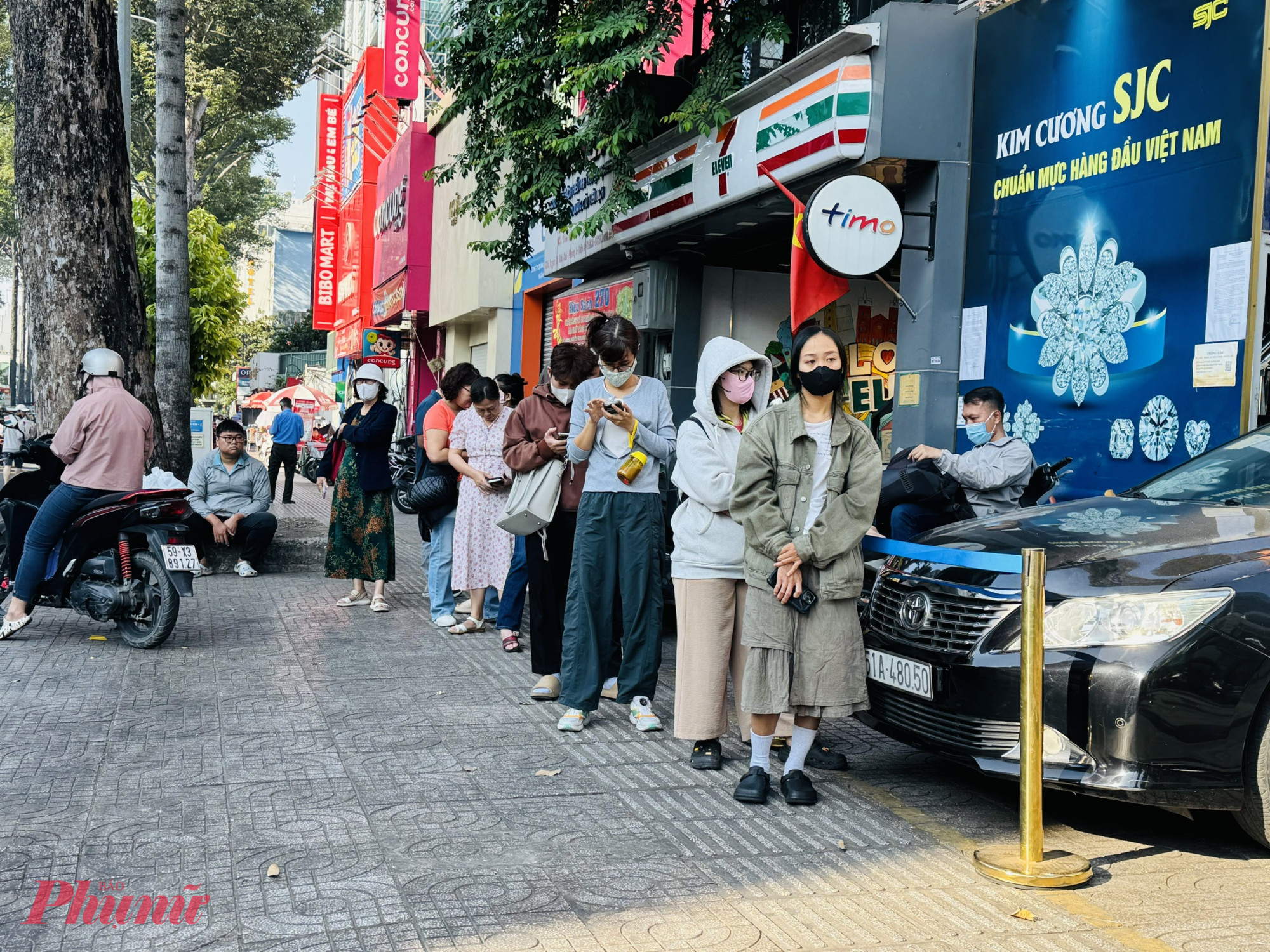 Tuy nhiên, dòng người xếp hàng trước công ty SJC vẫn rất đông. Sáng nay, công ty đã phát 120 số thứ tự cho những người đến trước. Đây là những người đến sau, dù công ty đã thông báo hết sản phẩm nhưng dòng người này vẫn tiếp tục chờ với hy vọng sẽ mua được sản phẩm - nhân viên tại đây nói.