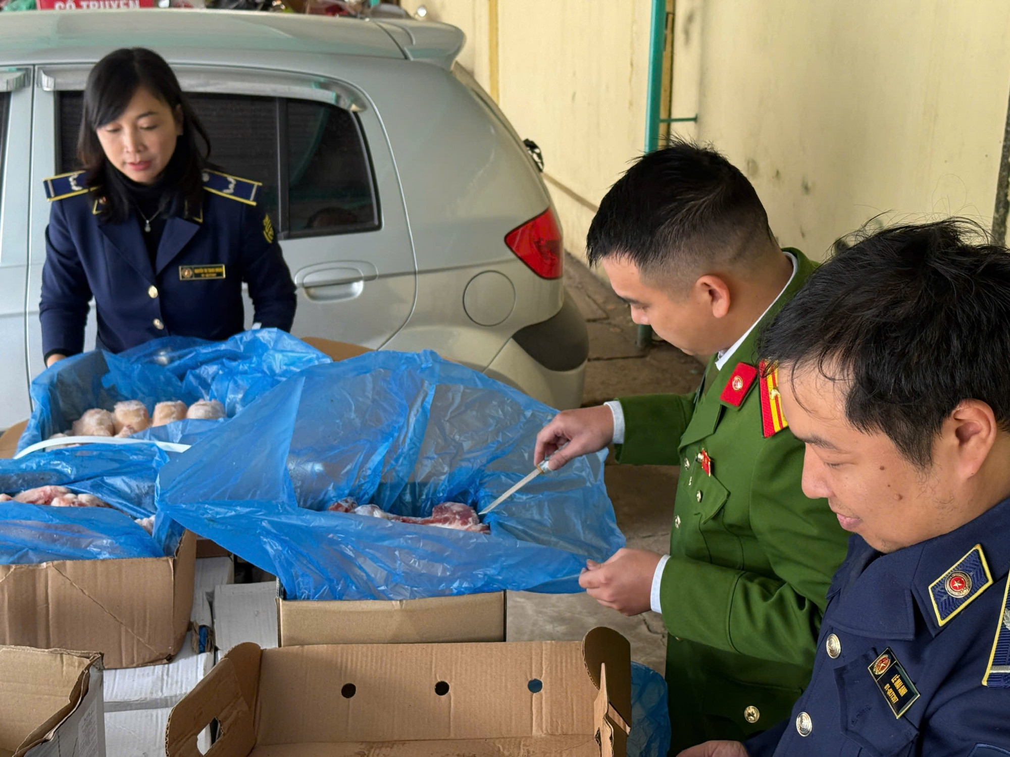 Toàn bộ số hàng không rõ nguồn gốc bị thu giữ và tiêu huye. Ảnh: Công an cung cấp