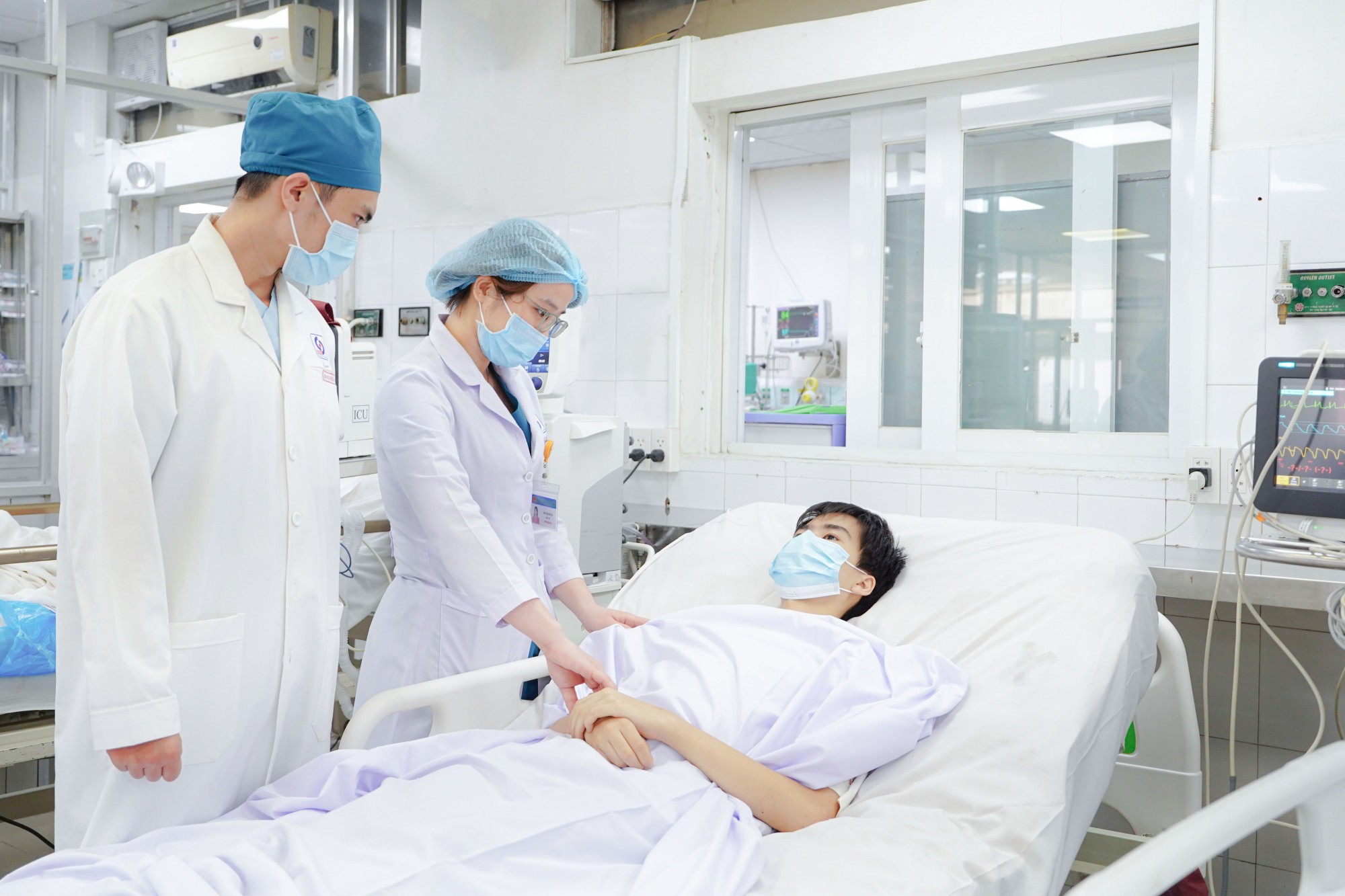 Bác sĩ bệnh viện thăm khám cho em D., ảnh BVCC