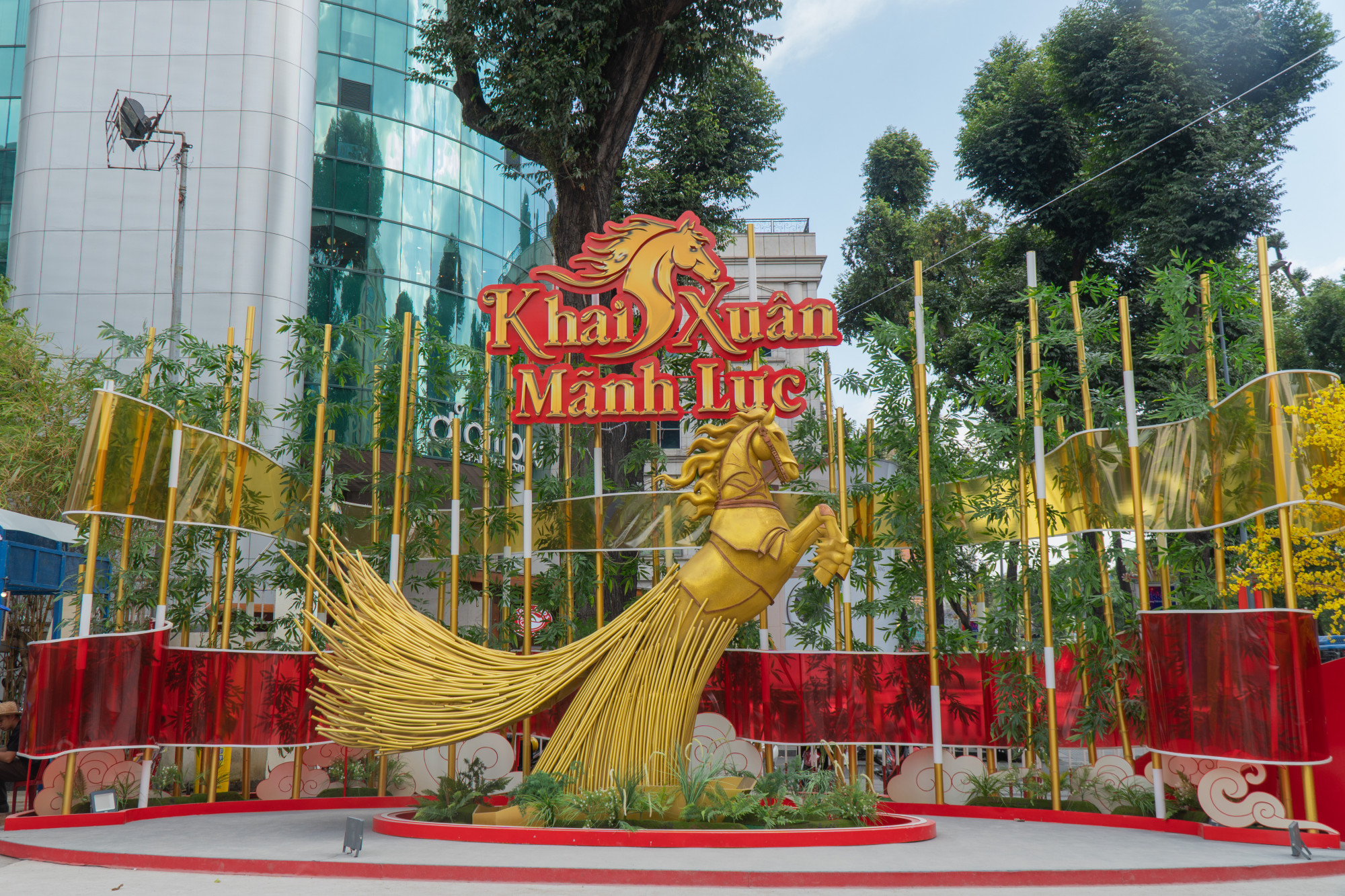 Theo đại diện của Nhà Văn hóa Thanh niên cho biết, ngoài truyền tải thông điệp về vẻ đẹp của Tết Việt, Phố ông đồ còn muốn tái hiện lại linh vật ngựa của Thánh Gióng để gợi nhớ đến lịch sử nước nhà.