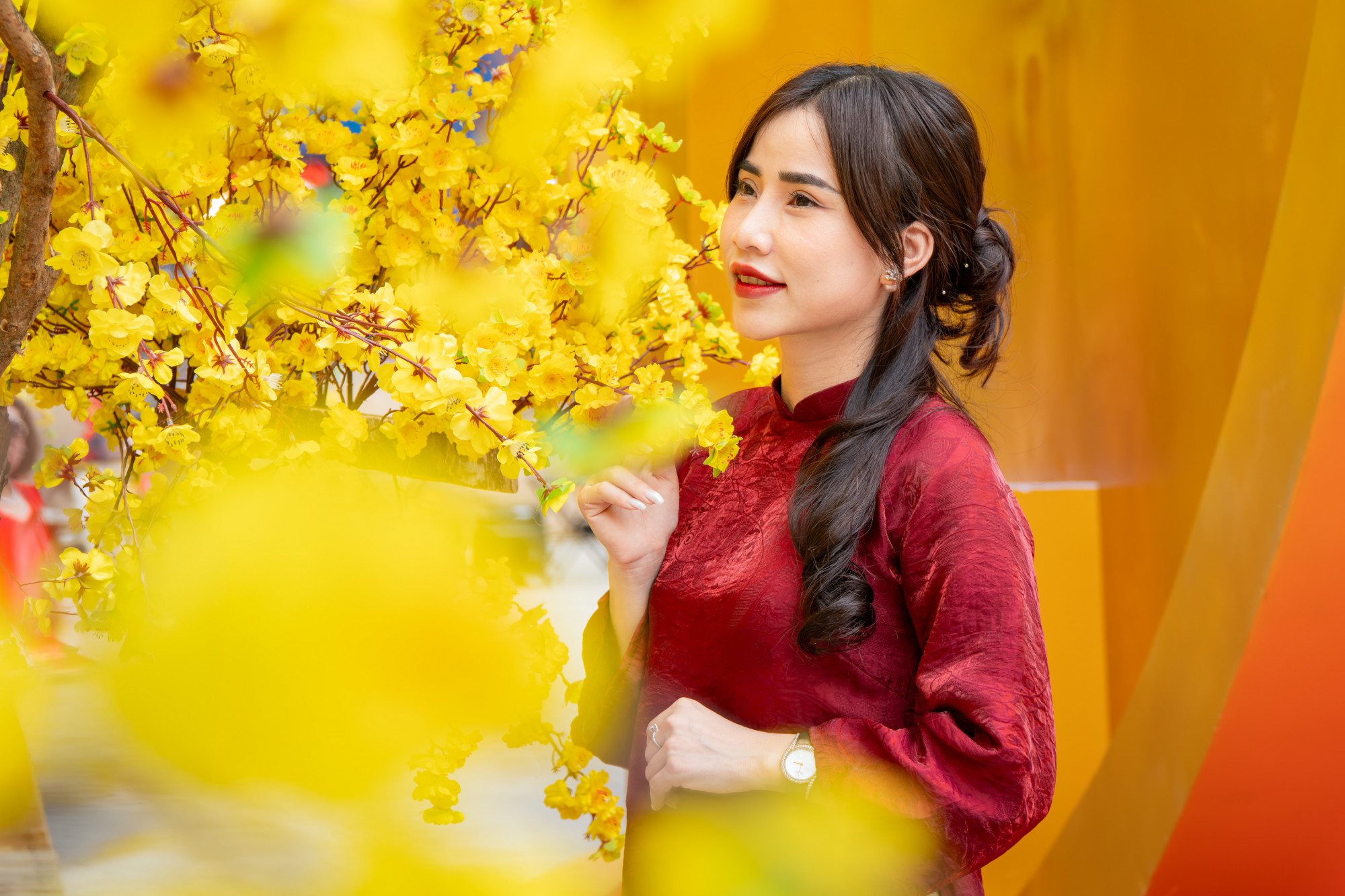 Bên cạnh triển lãm, các không gian đường mai tại Phố Ông Đồ cũng là điểm nhấn khiến cho các bạn trẻ thỏa sức chụp ảnh lưu giữ kỷ niệm.