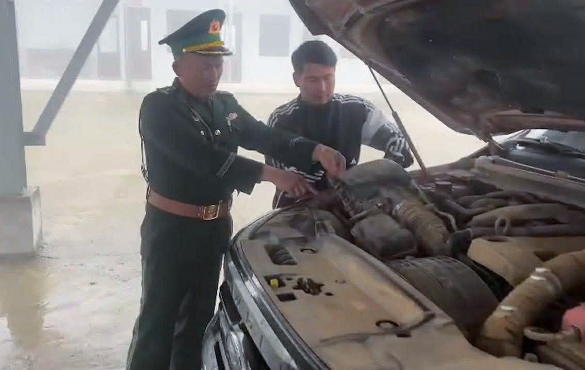 7 cây vàng được giấu bên trong động cơ xe ô tô - Ảnh: Hải Thượng