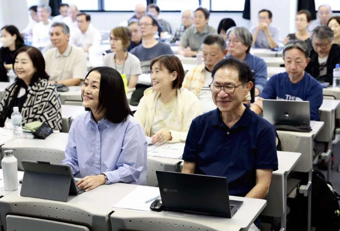 Một lớp học dành cho người lớn tuổi ở Nhật Bản