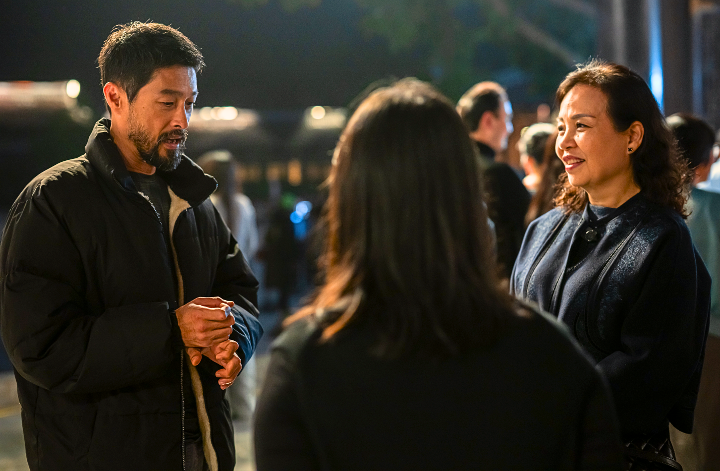 Đạo diễn hành động Johnny Trí Nguyễn trò chuyện cùng bà Ngô Phương Lan - Chủ tịch Hiệp hội Xúc tiến và Phát triển điện ảnh Việt Nam tại buổi đóng máy phim Hộ linh tráng sĩ - Bí ẩn mộ vua Đinh. Ảnh: ĐPCC