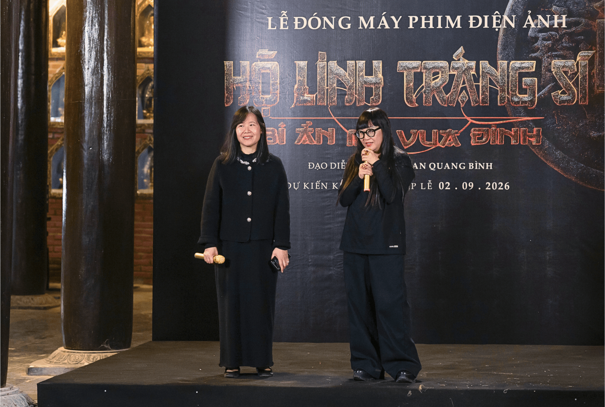 Hai nhà sản xuất chính của phim bà Ngô Thị Bích Hiền và Ngô Thị Bích Hạnh chia sẻ tại lễ đóng máy phim. Ảnh: ĐPCC