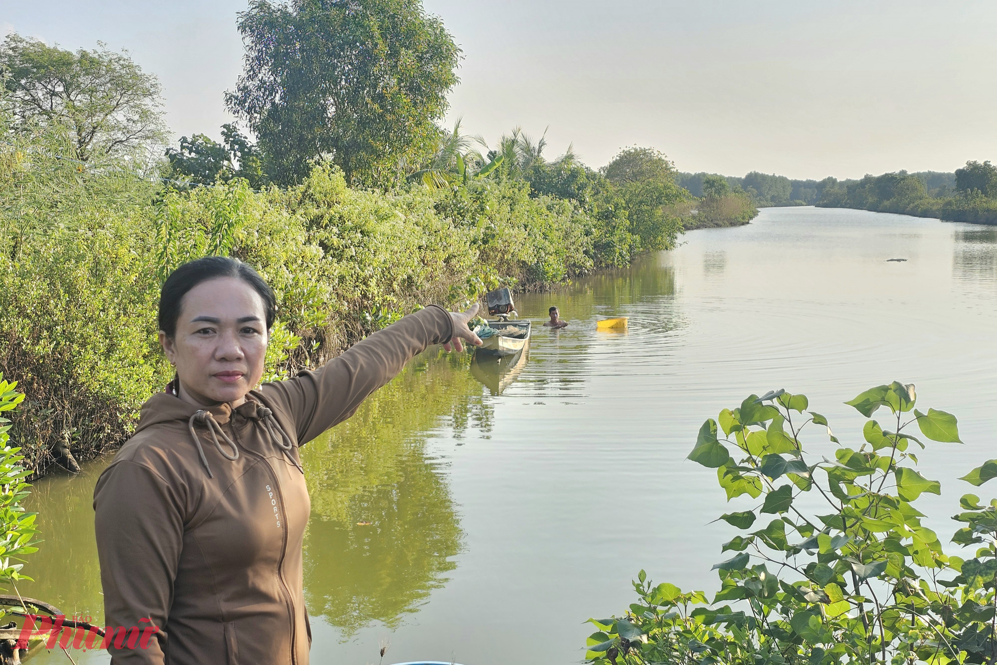 Chị Thái Kim Hiền bên cạnh vuông rộng hơn 2ha nuôi sò huyết thương phẩm đạt chuẩn OCOP 3 sao - Ảnh Phú Hữu