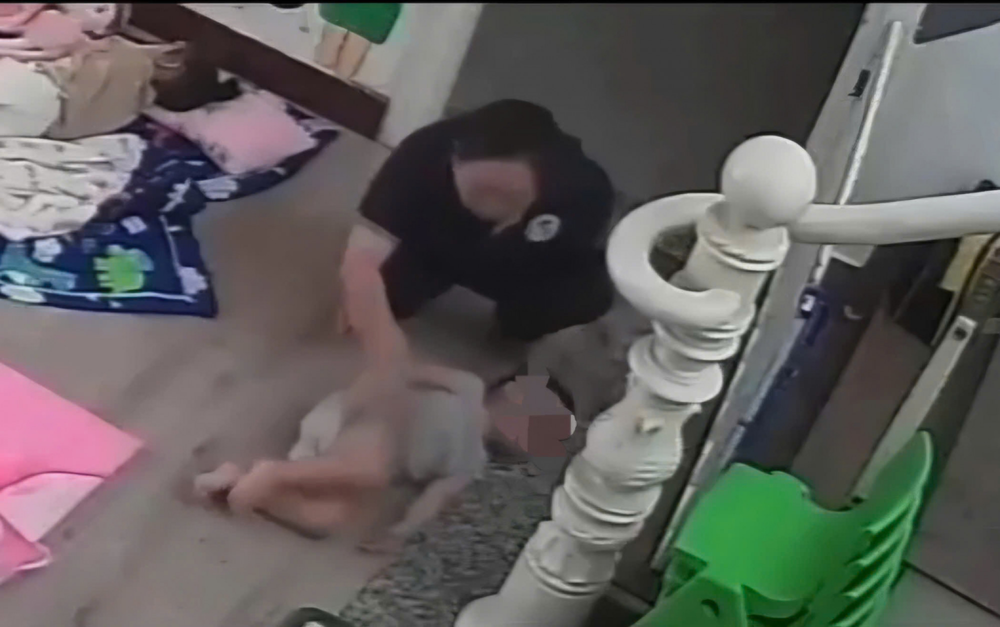 Người phụ nữ nhiều lần dùng tay đánh vào cơ thể cháu bé 2 tuổi đang khóc - Ảnh Cắt từ clip