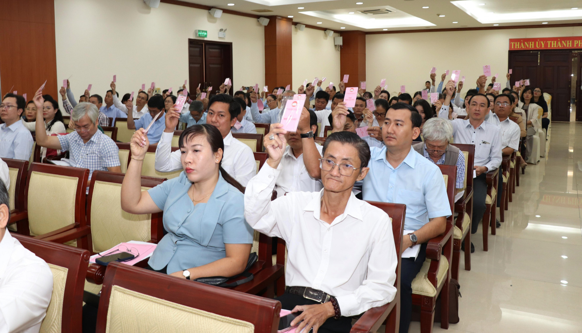 Các đại biểu biểu quyết  danh sách sơ bộ những người ứng cử