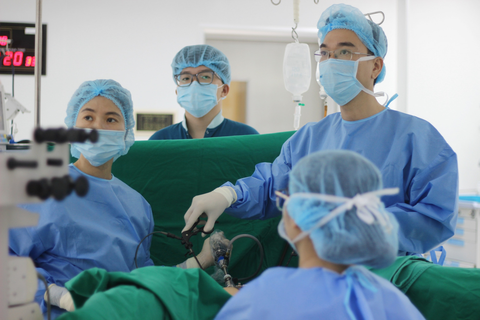 Thay vì mổ mở với đường rạch lớn trên thành bụng, các bác sĩ sử dụng hệ thống camera nội soi và dụng cụ chuyên dụng đưa vào ổ bụng thông qua các lỗ chích rất nhỏ - Ảnh: Vinmec Phú Quốc