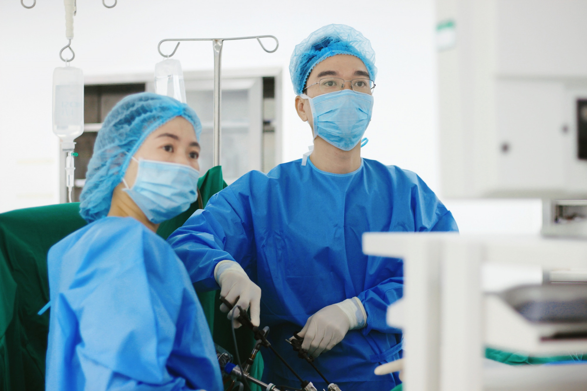 BSCKI Vương Ngọc Linh - khoa Sản phụ khoa, Bệnh viện Đa khoa Vinmec Phú Quốc - cùng ê-kíp đang tiến hành phẫu thuật nội soi cho bệnh nhân - Ảnh: Vinmec Phú Quốc