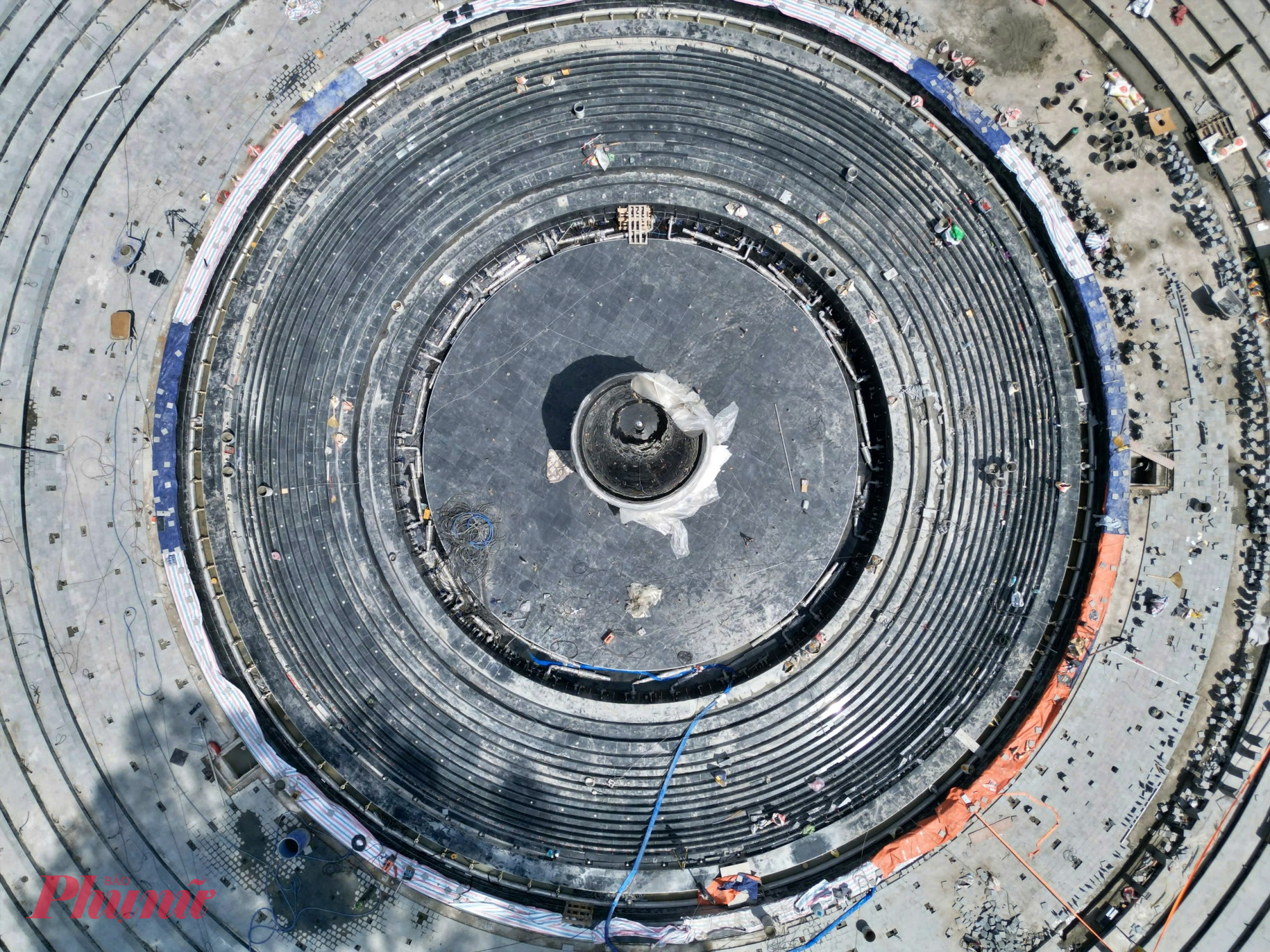 Công trình cao khoảng 6m, chu vi 13m, nổi bật giữa quảng trường trung tâm như một dấu lặng trầm mặc giữa lòng đô thị sôi động.