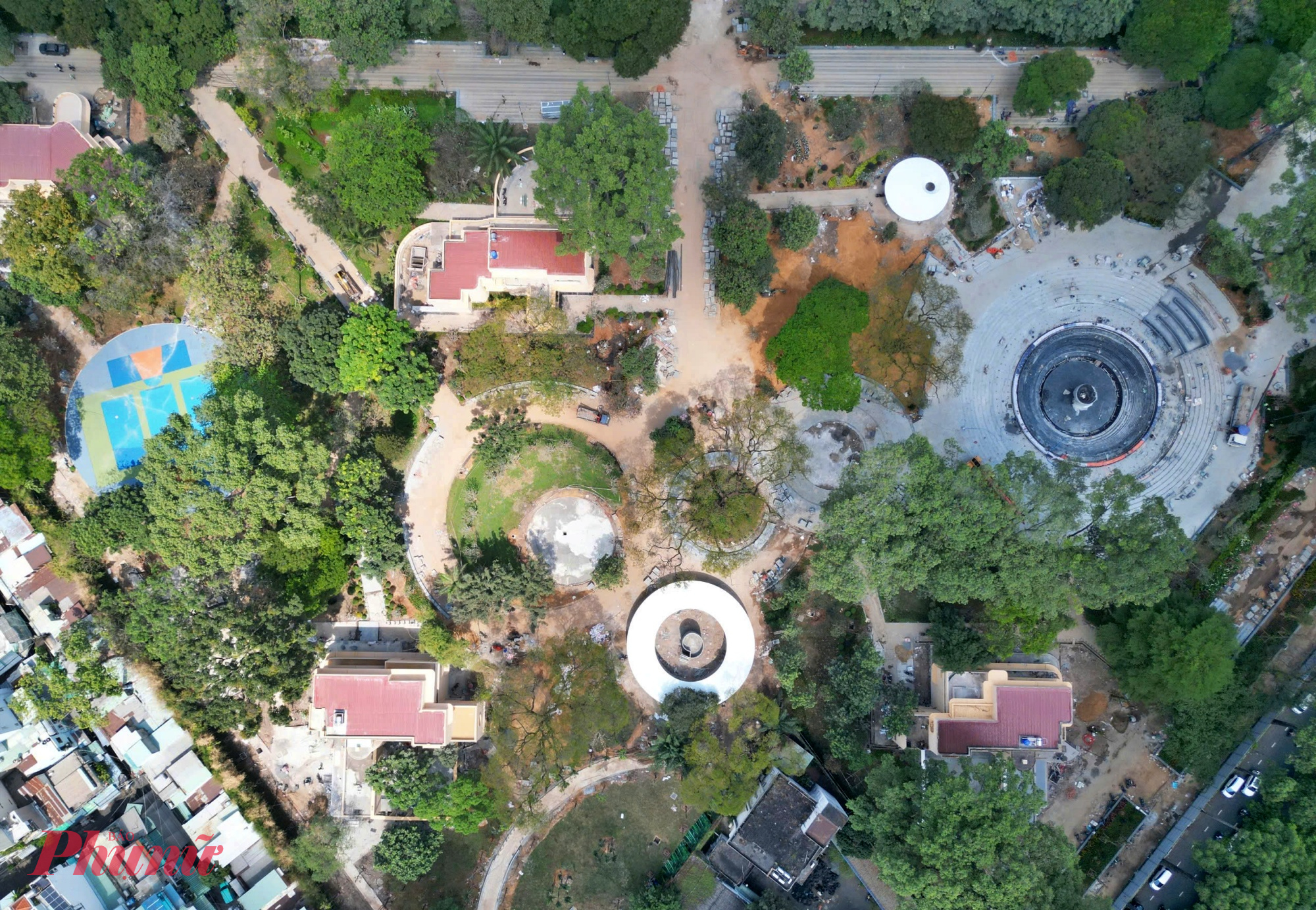 Theo thiết kế tổng thể, lối vào chính của công viên nằm tại góc đường Lý Thái Tổ - Hùng Vương, dẫn vào quảng trường đón chào và khu quảng trường đài phun nước trung tâm rộng khoảng 1.800m², nơi đặt biểu trưng “Giọt nước mắt”. 