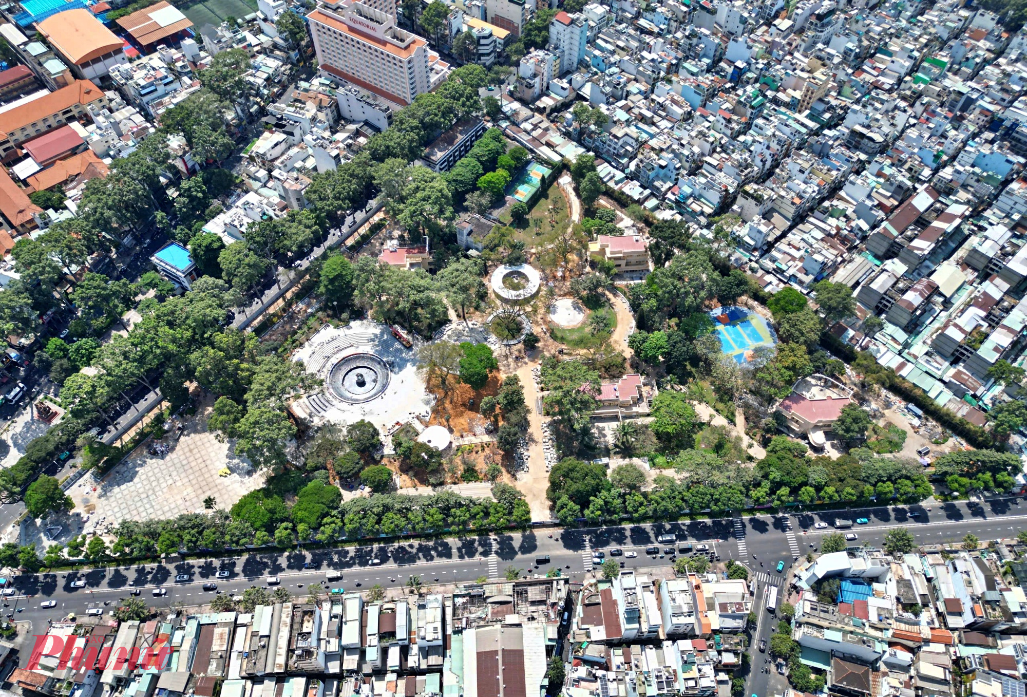 Tại khu đất số 1 Lý Thái Tổ (phường Vườn Lài, TPHCM), công trình công viên tưởng niệm COVID-19 đang dần thành hình, đánh dấu sự chuyển mình của một khu “đất vàng” nội đô thành không gian xanh, không gian ký ức phục vụ cộng đồng. 