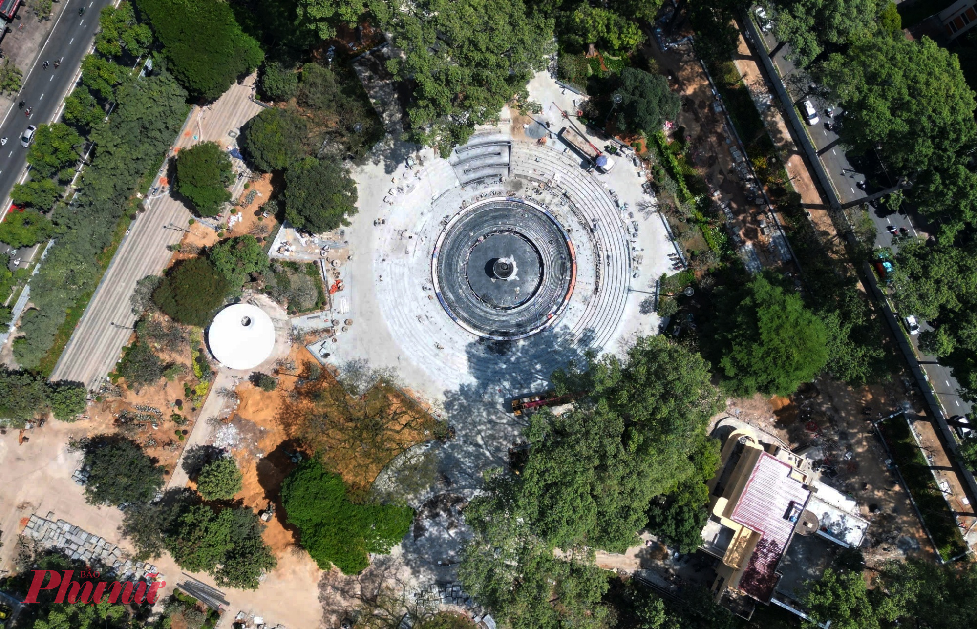 Quá trình thiết kế và thi công công trình được triển khai khẩn trương trong vòng 90 ngày, với sự tham gia của nhiều kiến trúc sư, nghệ sĩ và cộng sự, thể hiện quyết tâm sớm hình thành một không gian tưởng niệm trang nghiêm nhưng gần gũi với người dân.