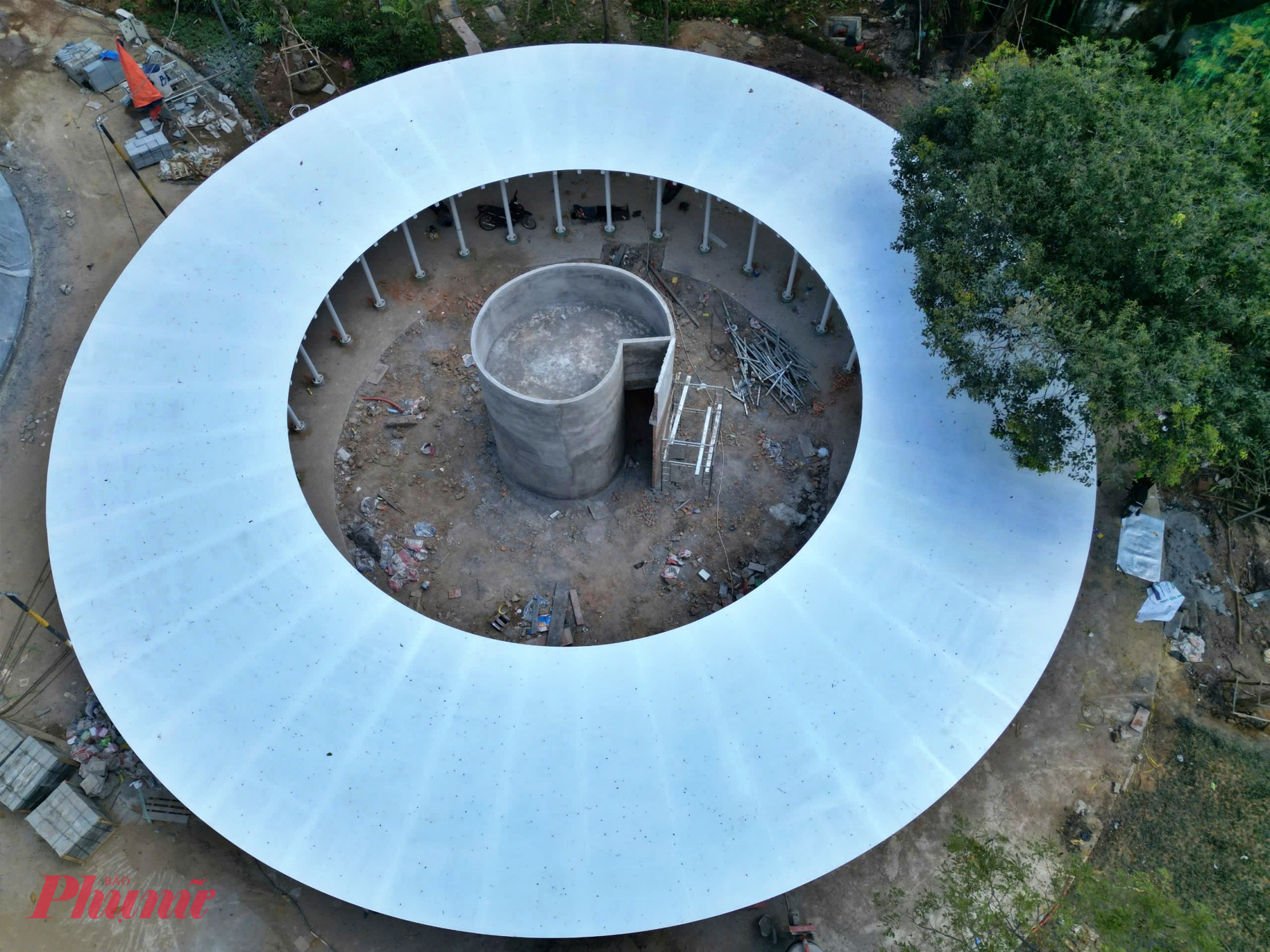 Hiện một số hạng mục còn lại tại công viên cũng đang dần hoàn thiện. Công viên tưởng niệm COVID-19 được xây dựng nhằm ghi nhận sự chung sức, đồng lòng của chính quyền và nhân dân TPHCM trong cuộc chiến chống đại dịch chưa từng có tiền lệ. Khi hoàn thành và mở cửa đón người dân, nơi đây không chỉ bổ sung mảng xanh quý giá cho khu vực trung tâm, mà còn trở thành không gian tưởng niệm nhân văn, nơi mỗi người có thể dừng lại, tưởng nhớ và trân trọng hơn những giá trị của sự sống, tình người và trách nhiệm cộng đồng.