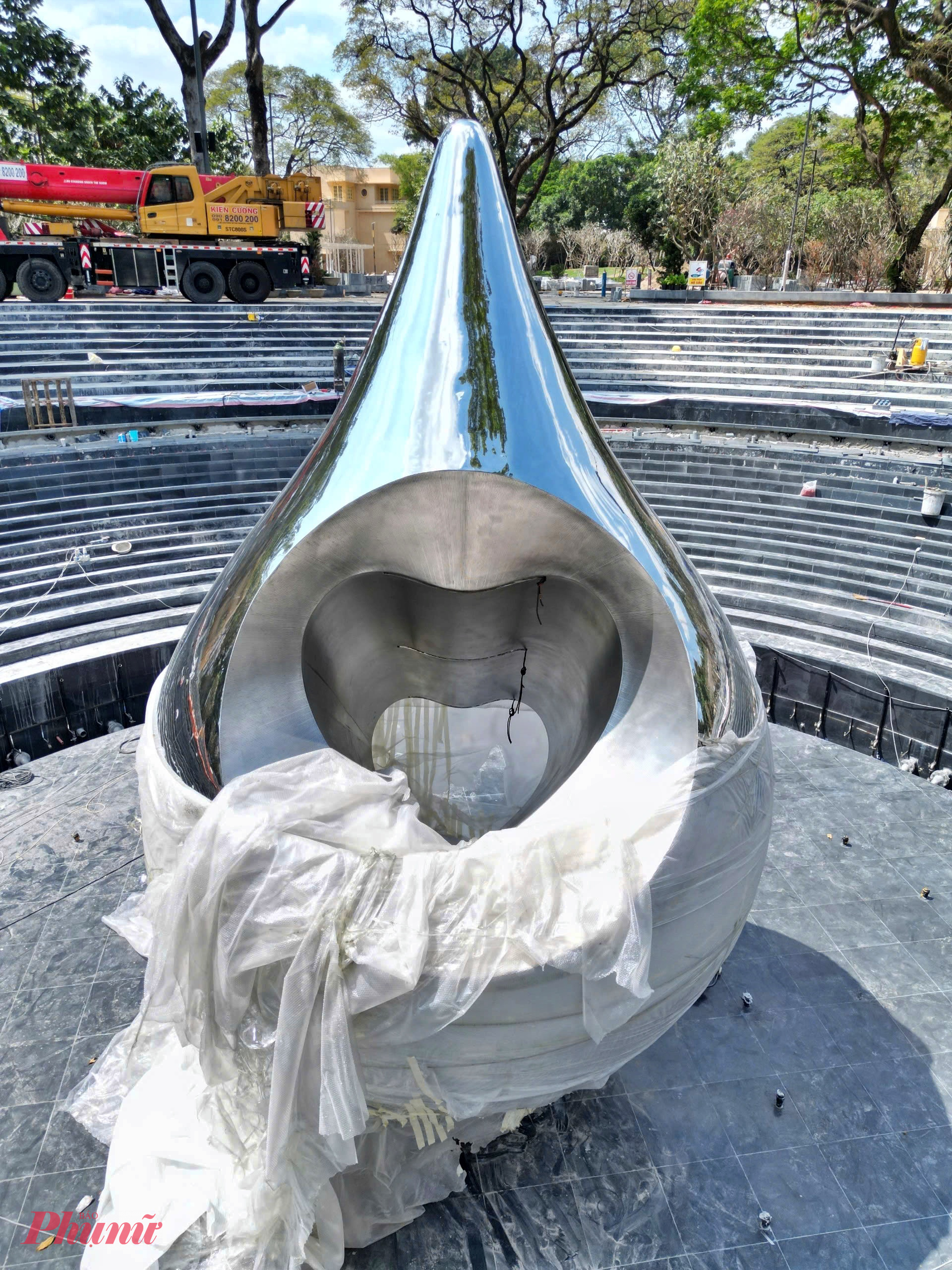 Điểm nhấn đặc biệt của tác phẩm là thiết kế rỗng bên trong với lỗ khoét hình trái tim tại vị trí trung tâm. Khi ánh sáng tự nhiên chiếu xuyên qua, hình trái tim hiện lên rõ nét, mang lại cảm xúc lắng đọng cho người chiêm ngưỡng.