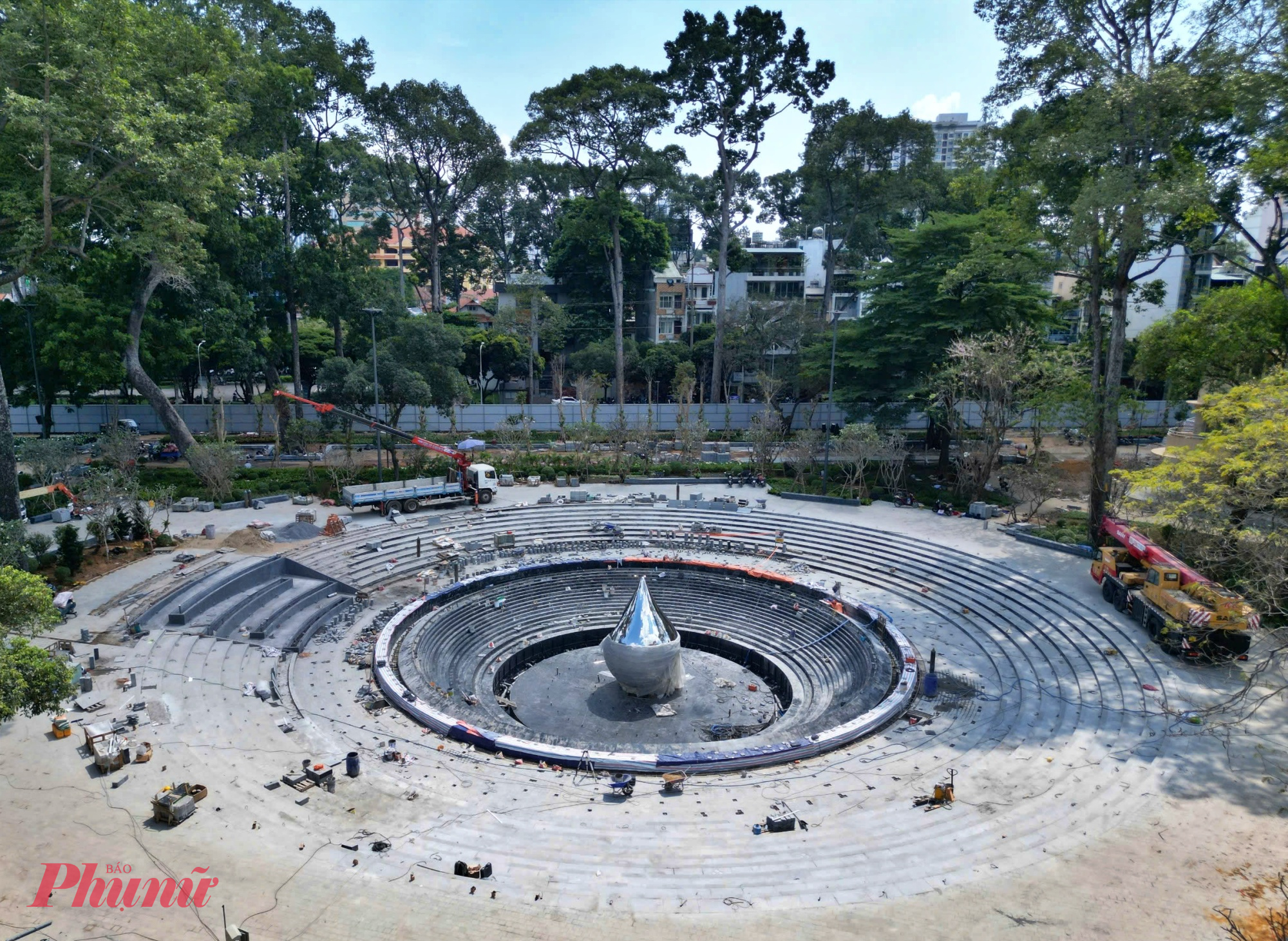 Đáng chú ý, khối tượng đài “Giọt nước mắt” là hạng mục kiến trúc trọng tâm, điểm nhấn nghệ thuật của công viên đã được hoàn tất lắp đặt tại vị trí trung tâm.