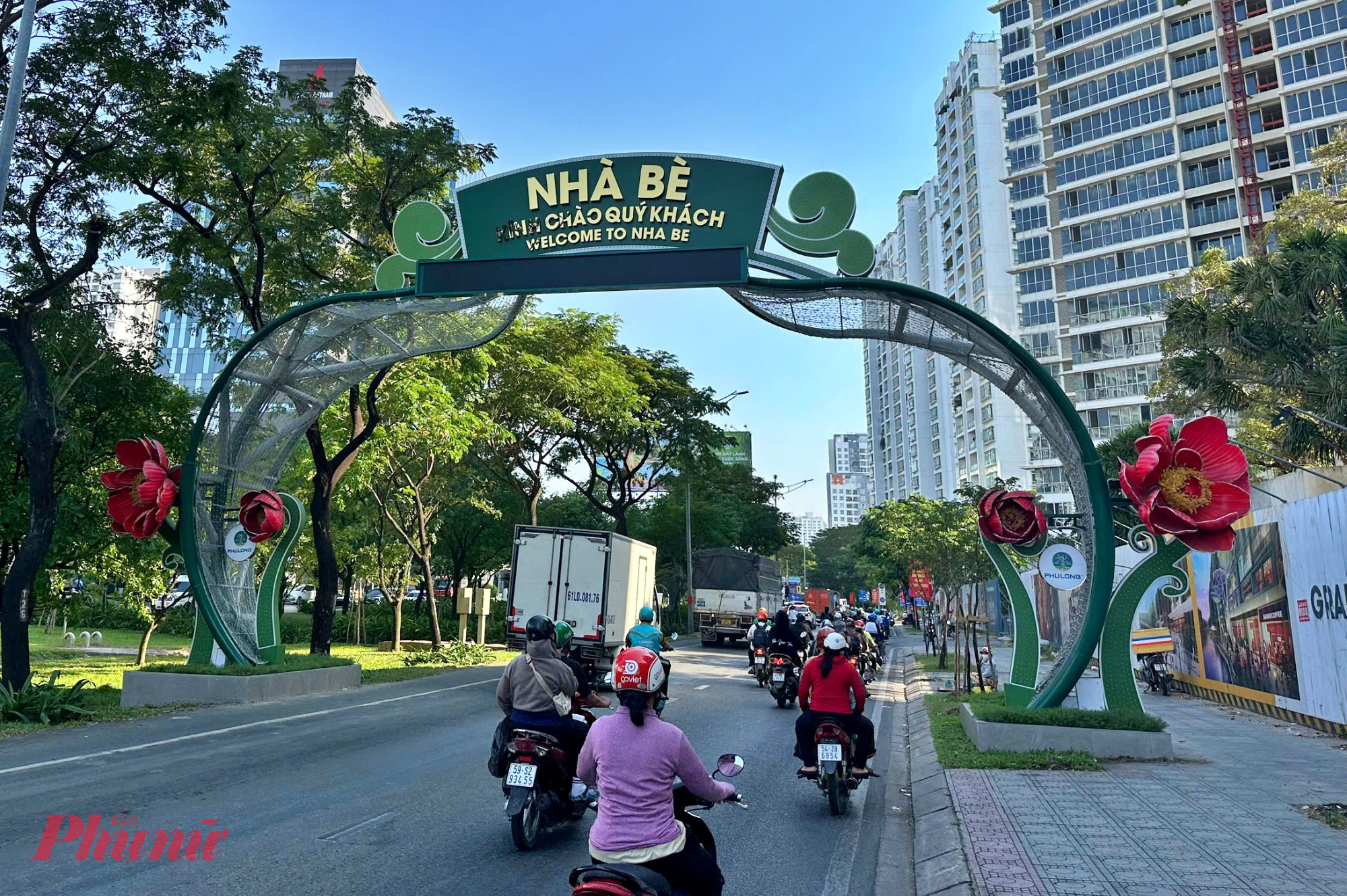 Hình ảnh cỏng chào Nhà Bè chào kính chào quý khách xây dựng trái phép - Ảnh: Nguyễn Văn