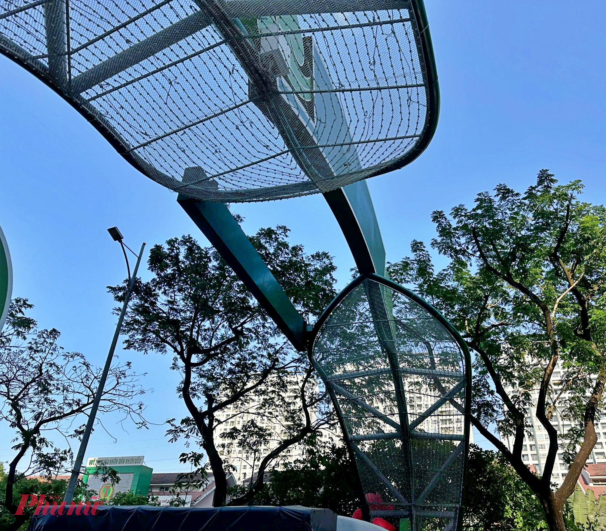 Cổng chào được thiết kế với hình lá dứa