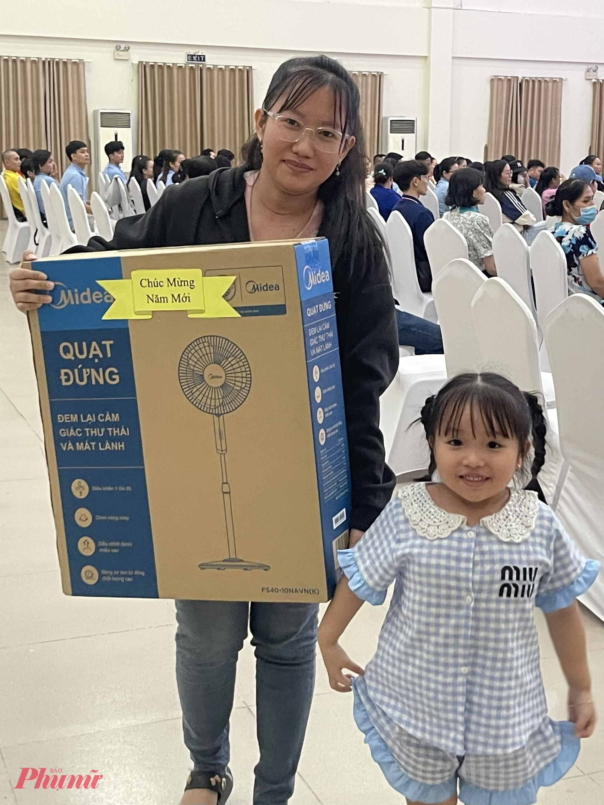 Niềm vui của bé gái theo mẹ nhận quà tết