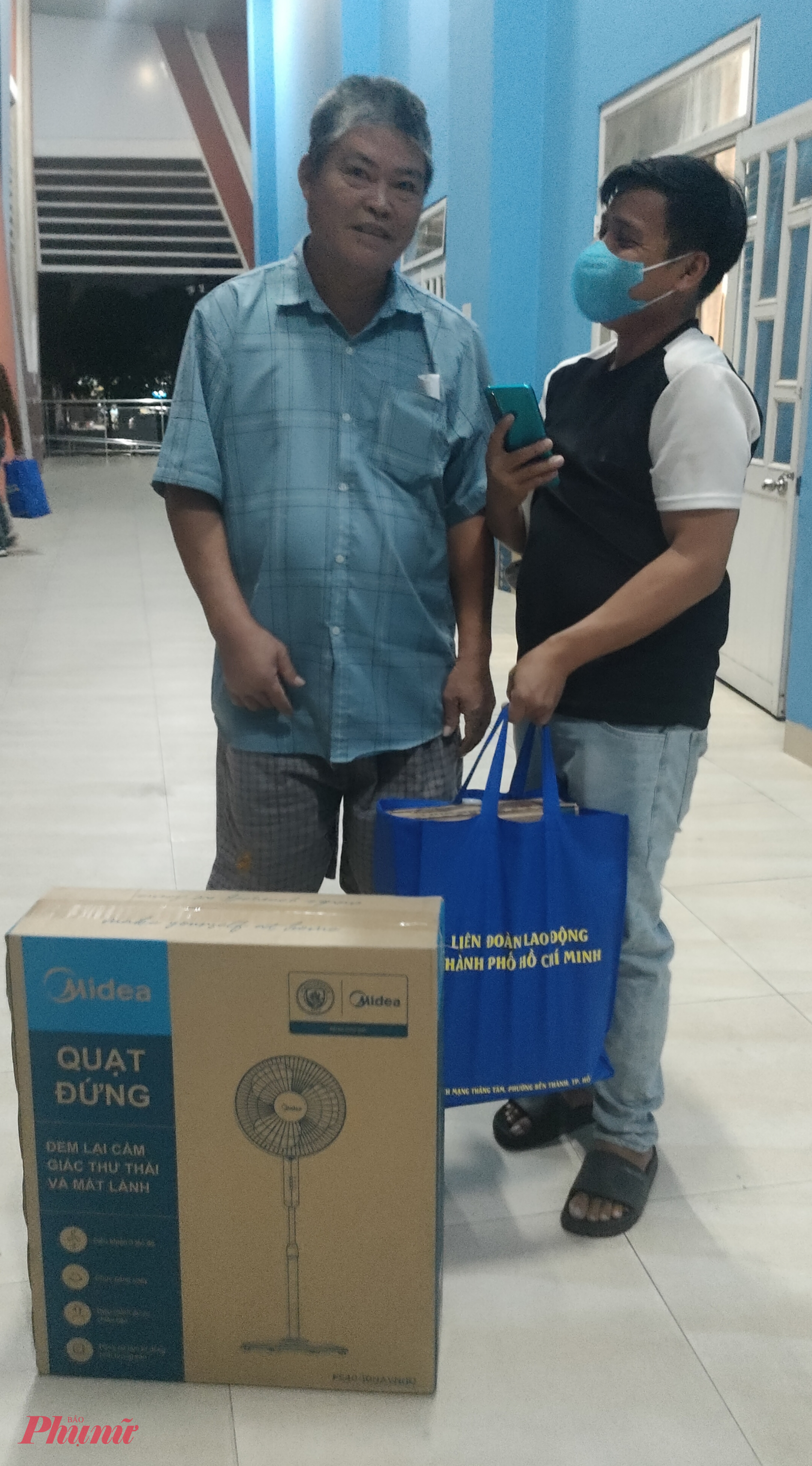 Ông Đỗ Văn Út với phần quà khủng, phải nhờ người trợ giúp mang về