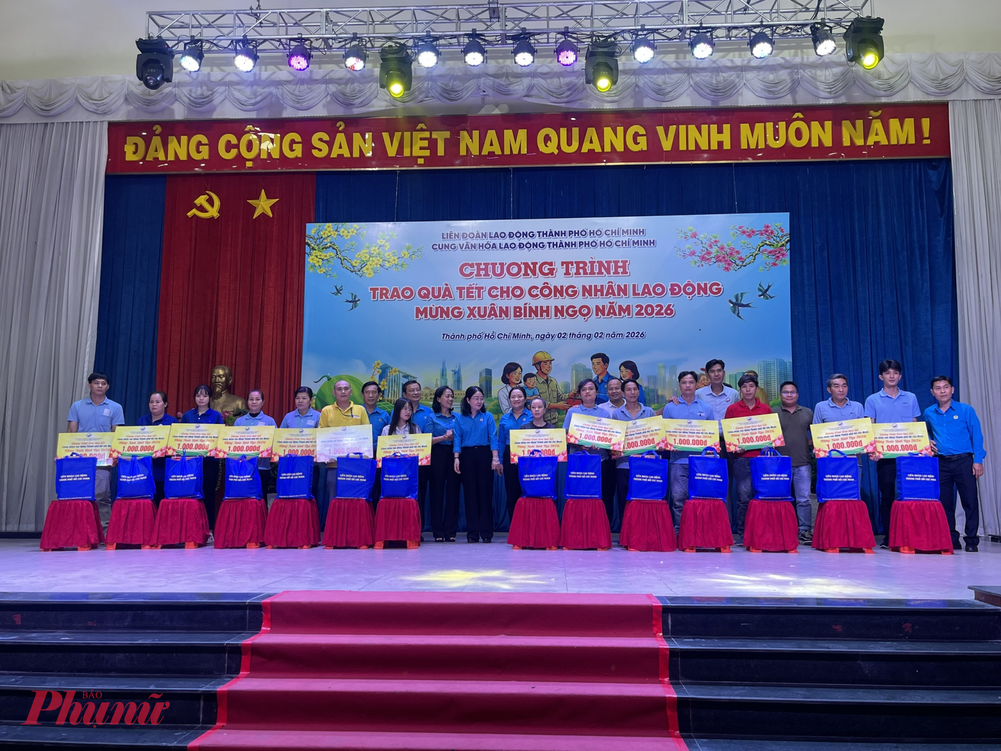 Ban tổ chức và các đơn vị đồng hành trao quà tết cho công nhan