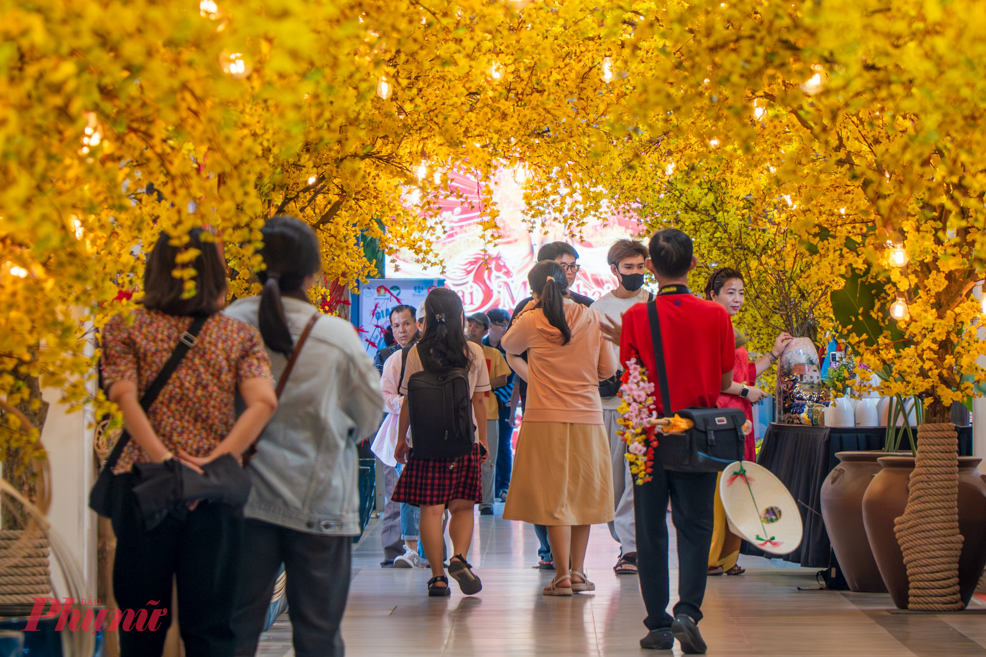 Không gian Hoa mai được sắp đặt hài hòa, tạo điểm nhấn về sắc màu, thể hiện sự may mắn, tài lộc, thịnh vượng, hạnh phúc, sức khỏe và sự trường thọ. 