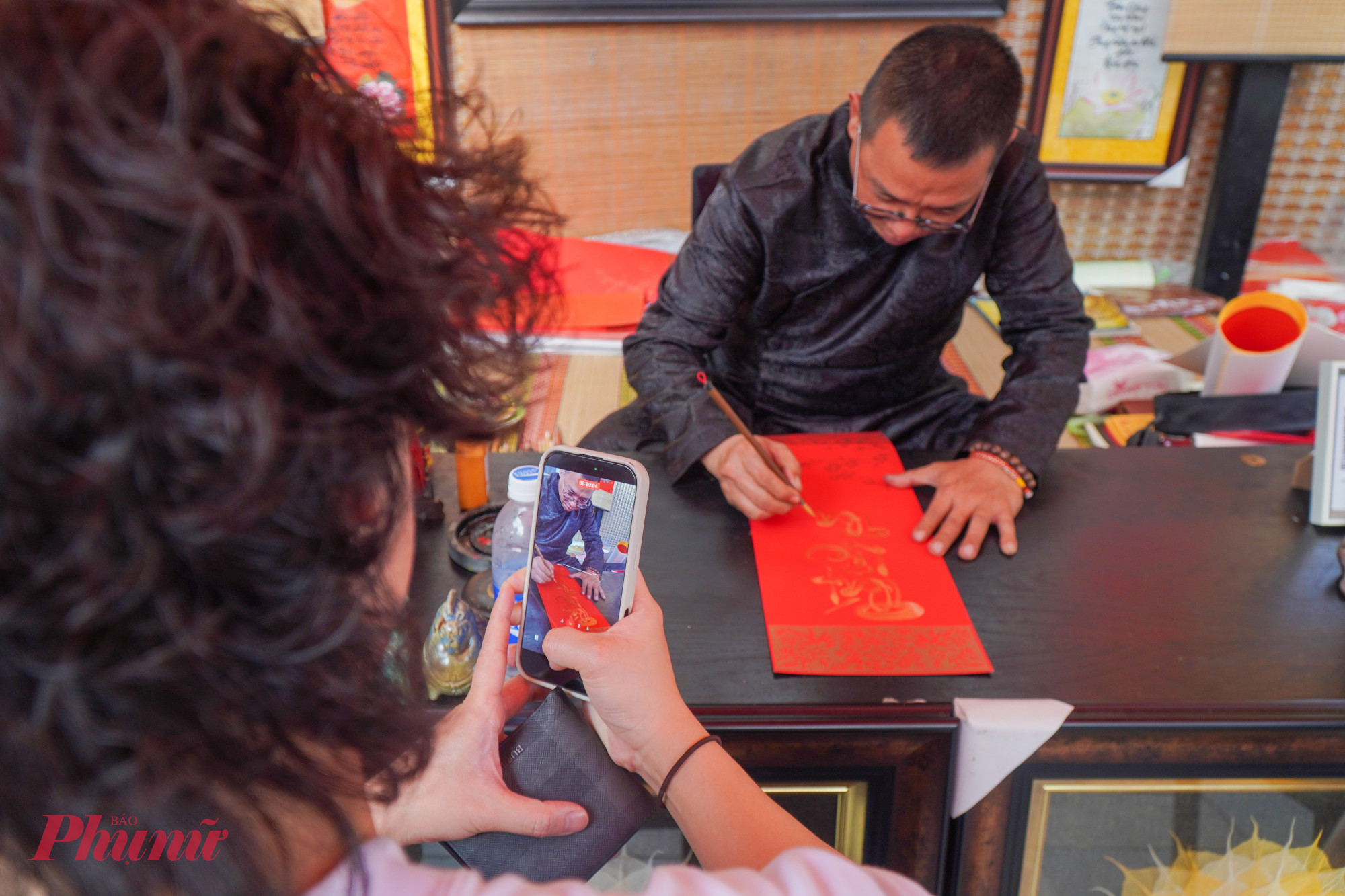 Khu vực với hơn 50 ông đồ trẻ cùng những vật dụng trang trí gợi nhớ tết xưa được đặt dọc mặt tiền đường Phạm Ngọc Thạch, Nguyễn Thị Minh Khai.