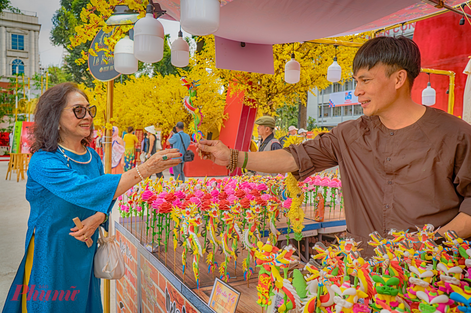 Lễ hội Tết Việt Bính Ngọ 2026 kéo dài đến ngày 21/2 (từ 14 tháng Chạp đến mùng 5 Tết) tại Nhà Văn hóa Thanh niên TPHCM, mở cửa phục vụ người dân và du khách từ 8h đến 22h trong giai đoạn trước Tết và từ 8h đến 17h trong những ngày Tết Nguyên Đán với nhiều hoạt động văn hóa nghệ thuật hấp dẫn.