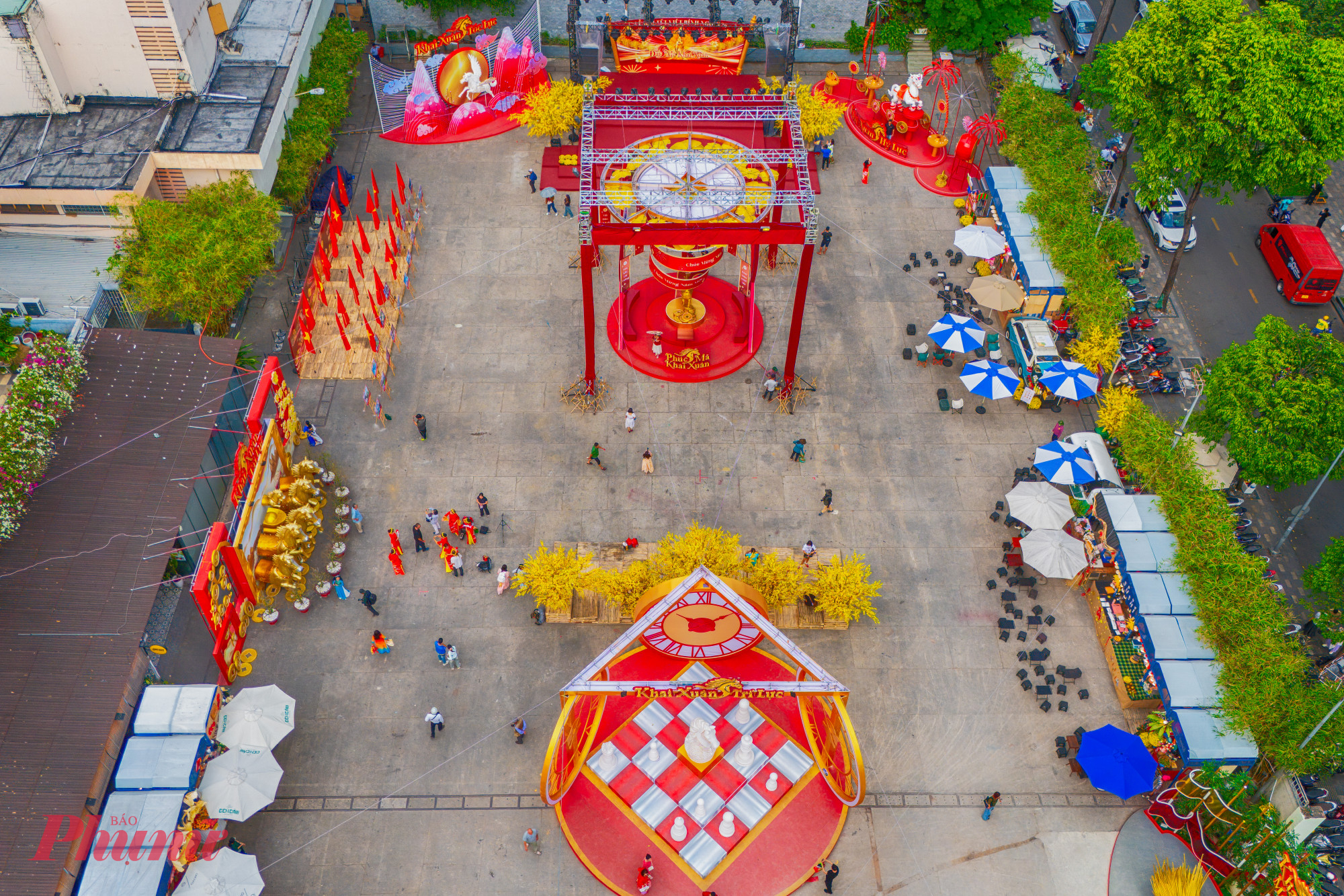 Theo một số du khách, khi bước vào không gian Phố ông đồ năm nay tất cả đều ấn tượng mạnh với không gian trưng bày triển lãm nghệ thuật “Vó ngựa khai Xuân”, điểm nhấn của lễ hội.