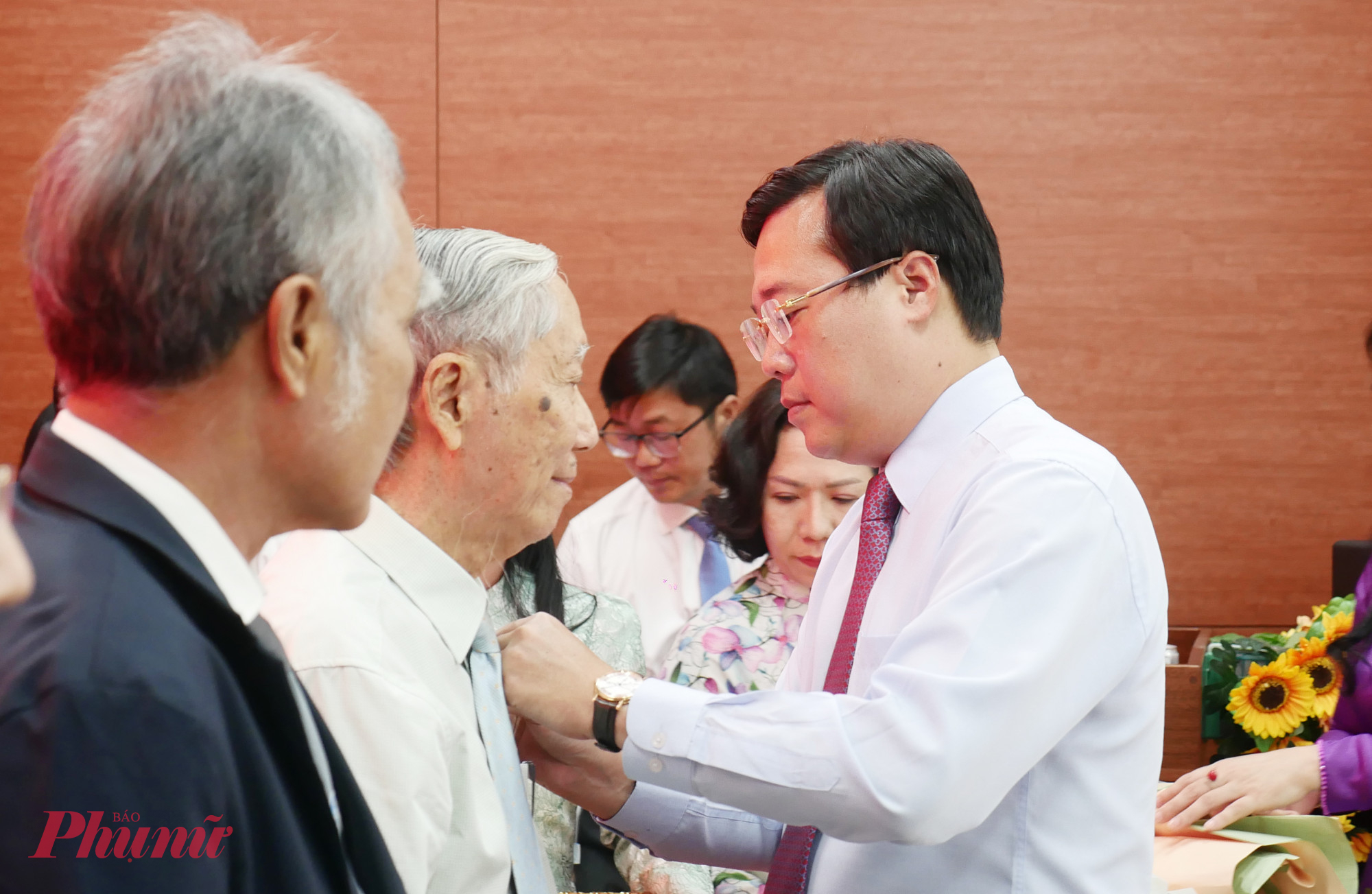 Ông Lê Quốc Phong - Ủy viên Ban Chấp hành Trung ương Đảng, Phó bí thư thường trực Thành ủy, Bí thư Đảng ủy các cơ quan Đảng TPHCM – trao Huy hiệu Đảng cho các đảng viên 