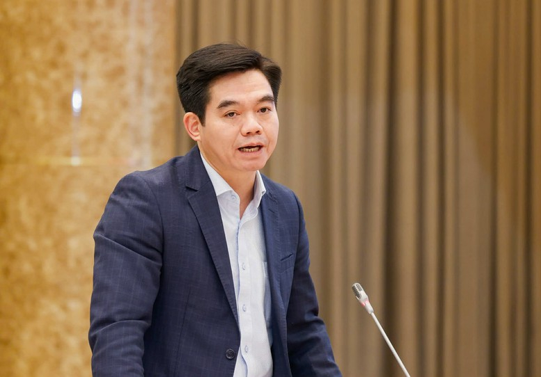 Cục trưởng Cục Tiền lương và Bảo hiểm xã hội (Bộ Nội vụ) Phạm Trường Giang trả lời câu hỏi của báo chí - Ảnh: VGP/QP