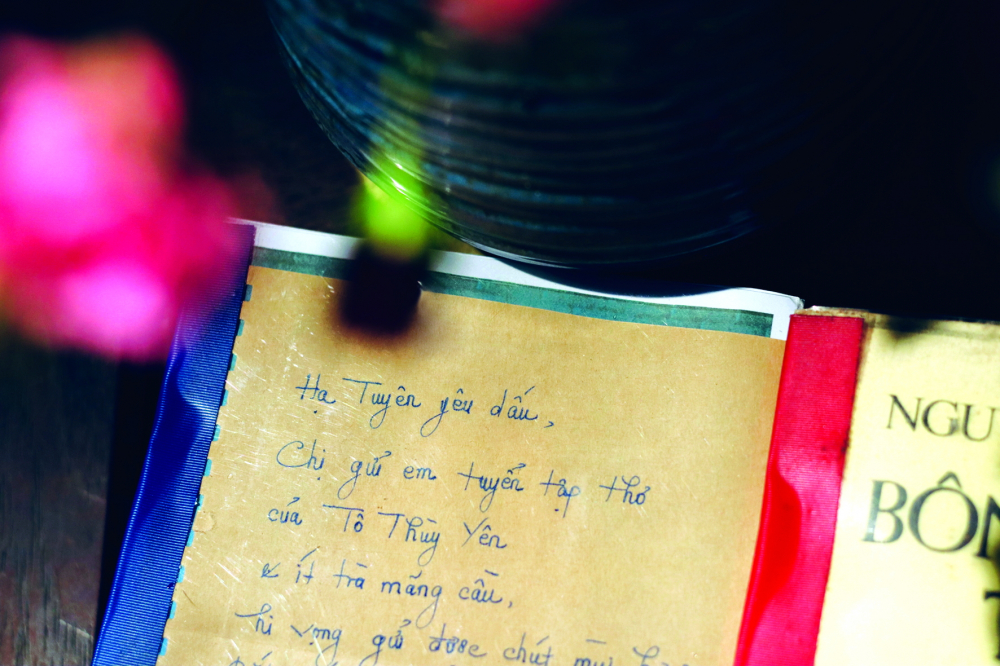 Đọc câu đầu tiên đã thấy cảm động, tình thư trong… ổ bánh, 1.000 cánh hạc thư của biên tập viên Hạ Tuyên - ẢNH: HẠ TUYÊN