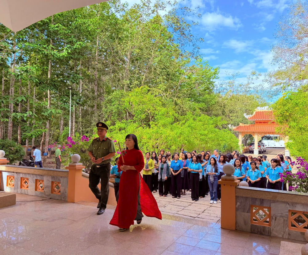 Đoàn Đảng ủy bộ phận Ban Công tác Phụ nữ TPHCM dâng hương tại Bia tưởng niệm Hội LHPN Giải phóng miền Nam Việt Nam - Ảnh: Hội LHPN TPHCM