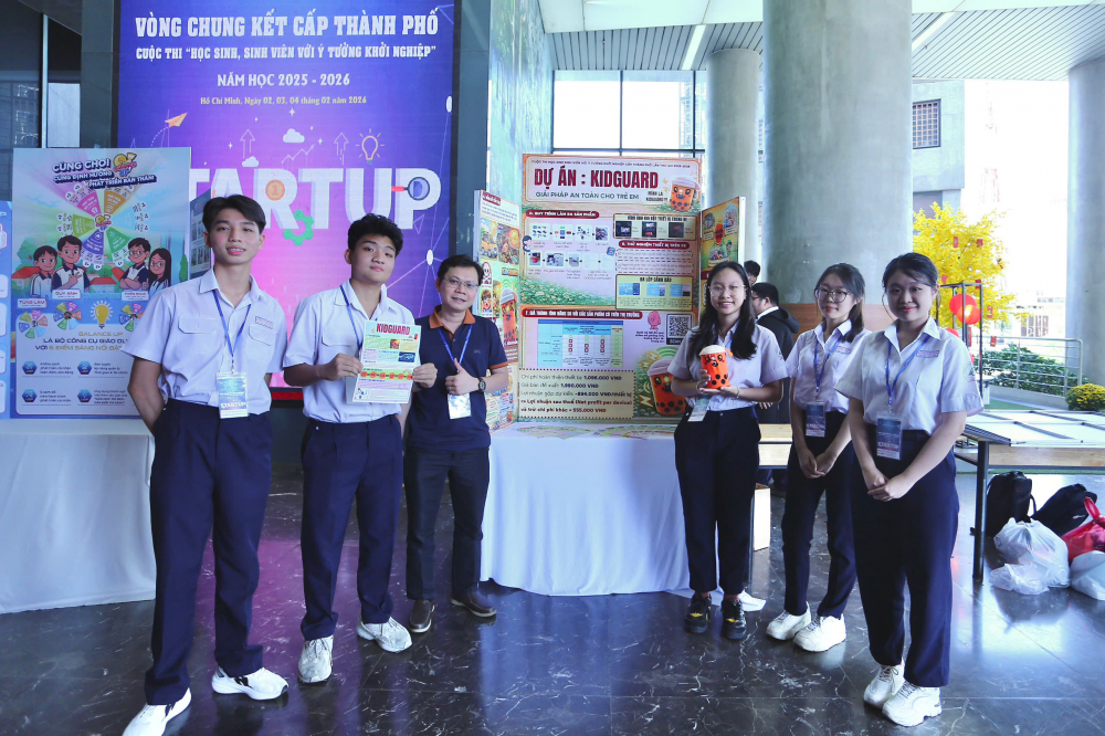 Đội thi đến từ Trường THPT Lương Thế Vinh giành giải Nhất của cuộc thi - Ảnh: Trọng An