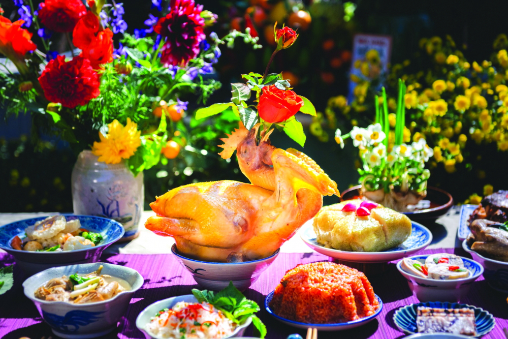 Men theo lối nhỏ, quay về nếp xưa Mâm cỗ cổ truyền do chị Hương chuẩn bị