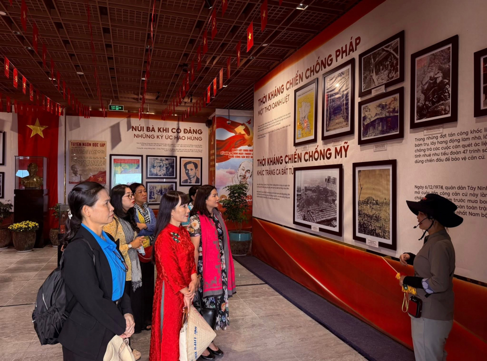 đoàn cũng đã tham quan Khu triển lãm, trưng bày chuyên đề “Ký ức Tây Ninh” tại Khu di tích văn hóa Núi Bà Đen