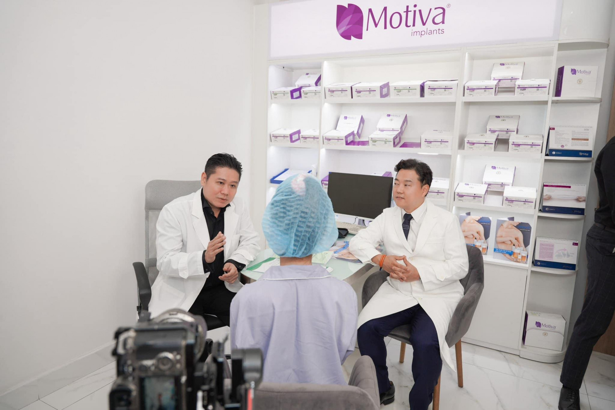 Bác sĩ Ngô Mộng Hùng (bên trái) đứng sau hàng chục ngàn ca phẫu thuật thẩm mỹ thành công trong hơn 20 năm - Ảnh: nhân vật cung cấp