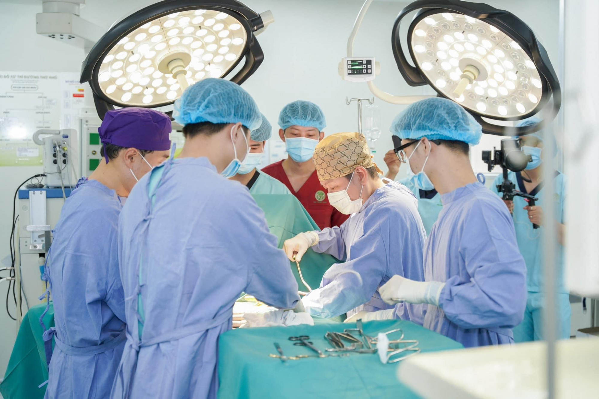 Chuyên môn thực tế từ phòng phẫu thuật đạt chuẩn y khoa là nền tảng cho mọi nội dung được chia sẻ - Ảnh: nhân vật cung cấp