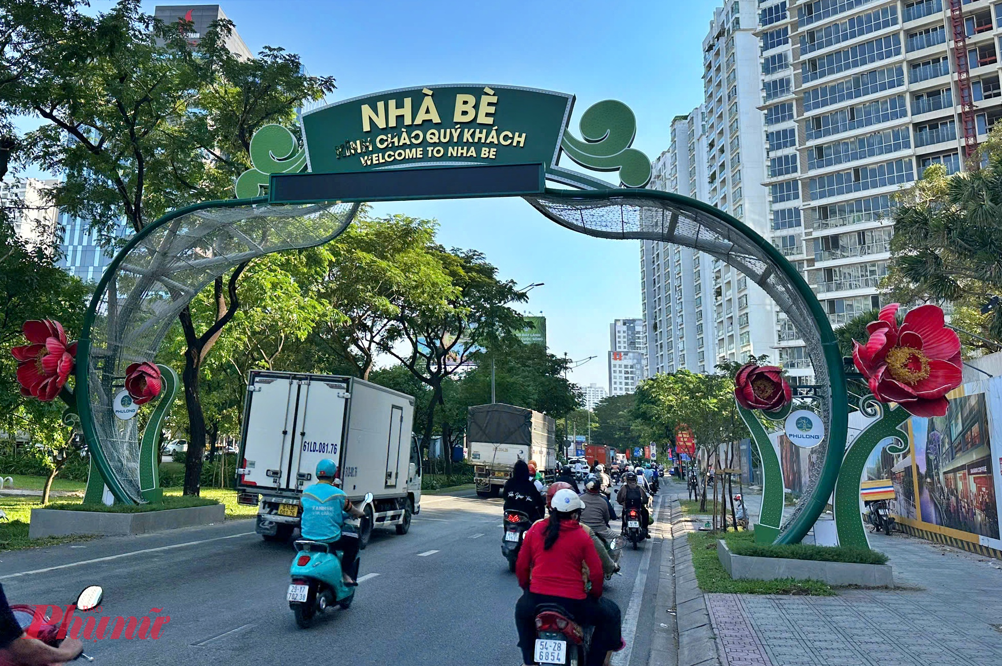 Cổng chào xã Nhà Bè trên đường Nguyễn Hữu Thọ được dựng khi chưa được Sở Xây dựng cho phép