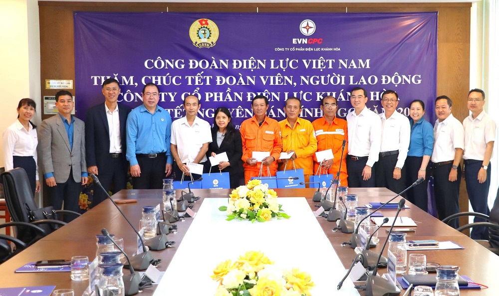Ông Đỗ Đức Hùng - Chủ tịch Công đoàn Điện lực Việt Nam làm trưởng đoàn (áo xanh) đã đến thăm, làm việc và trao quà động viên người lao động tại KHPC - Ảnh: KHPC