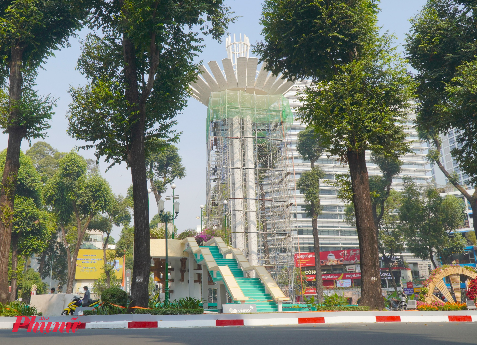 Màu sơn mới của công trình hồ Con Rùa - Ảnh: Tứ Quý