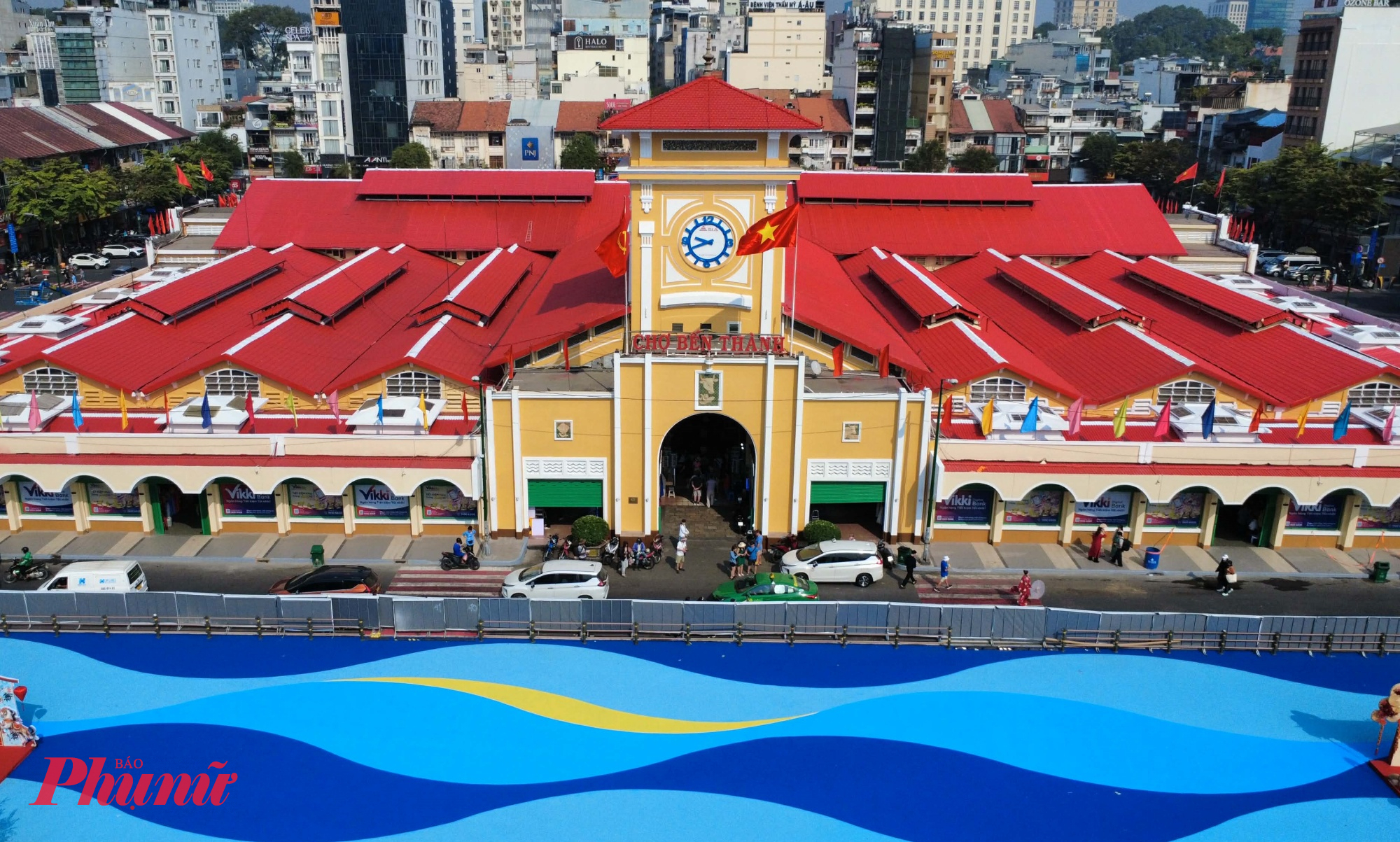 Màu sơn mới của chợ Bến Thành và khu vực quảng trường phía trước - Ảnh: Nguyễn Văn