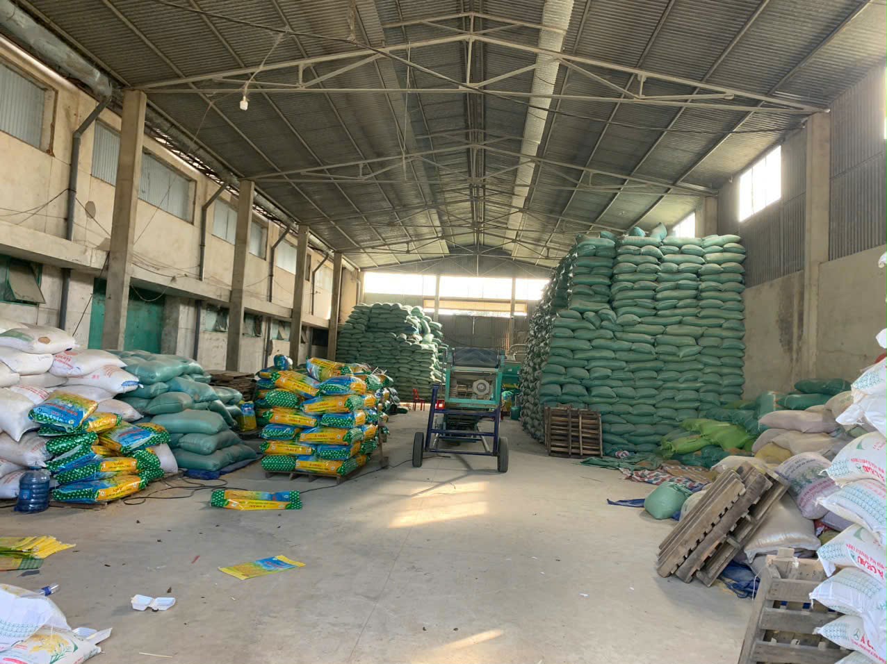 Nhiều tang vật liên quan được công an thu giữ - ảnh: Sỹ Đức