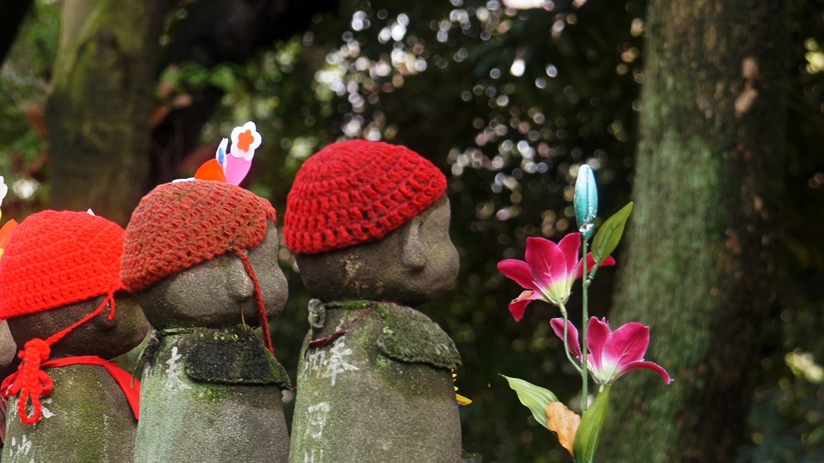 Các bức tượng Địa Tạng tại chùa Zōjō-ji ở Tokyo (Nhật Bản), tượng trưng cho trẻ em chưa sinh - Ảnh: Tatters/Flickr