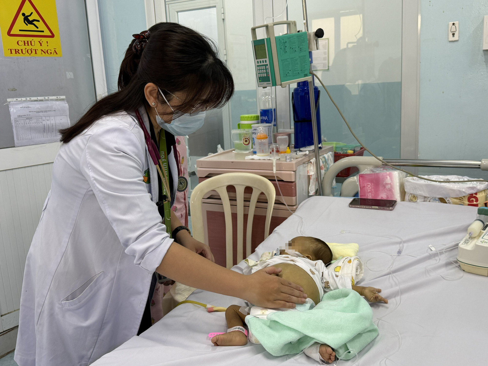 Bác sĩ Chuyên khoa 1 Trương Thị Yến Nhi đang thăm bệnh cho một bệnh nhi tại Khoa Gan - Mật - Tuỵ và Ghép gan của Bệnh viện Nhi Đồng 2 (Ảnh: Thanh Huyền)